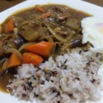 隠し味、ナイスアイデアですね！いつものカレーがいつも以上においしくなりました＾＾　暑い夏にもやっぱりカレーはおいしいですね♪また作ります。